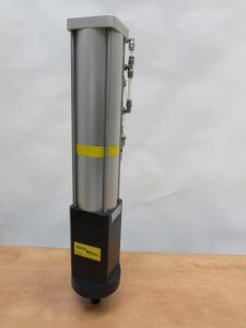 Hydropneumatische krachtcilinder met snelslag